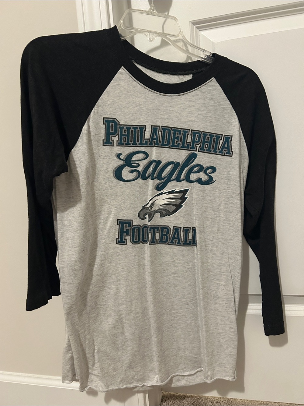 NFL Philadelphia Eagles Raglan Shirt - Black and Light Gray
